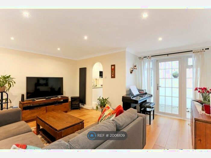 2 Bedroom Flat To Rent In Old Chapel Place, London, N10