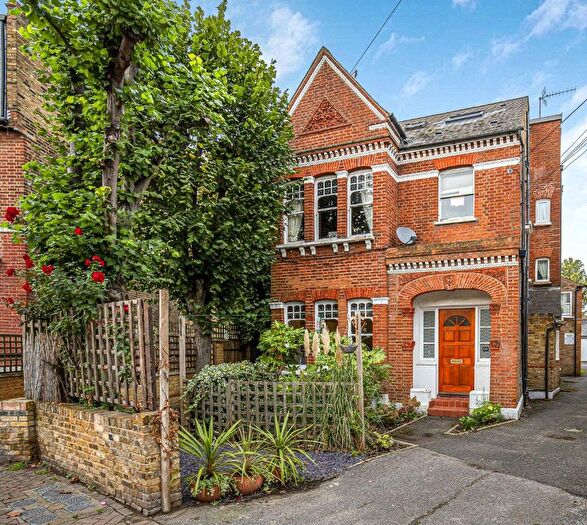 2 Bedroom Flat For Sale In Balham Park Road, London, SW12