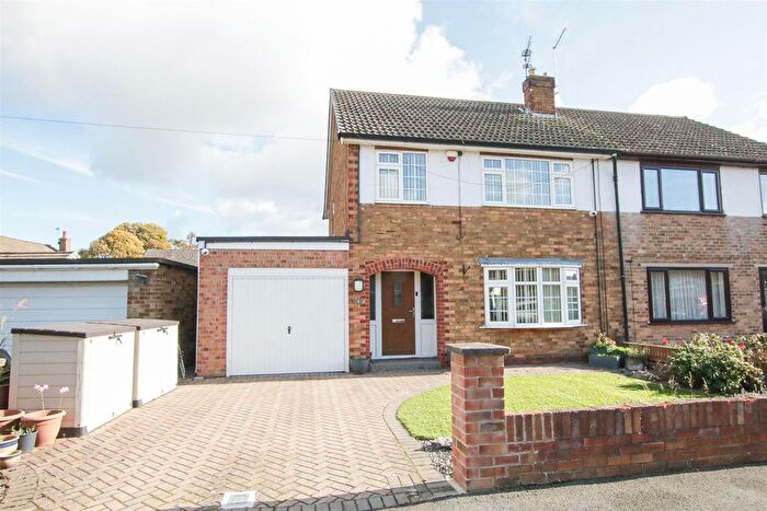 3 Bedroom Semi Detached House For Sale In Linkswood Avenue, Doncaster, DN2