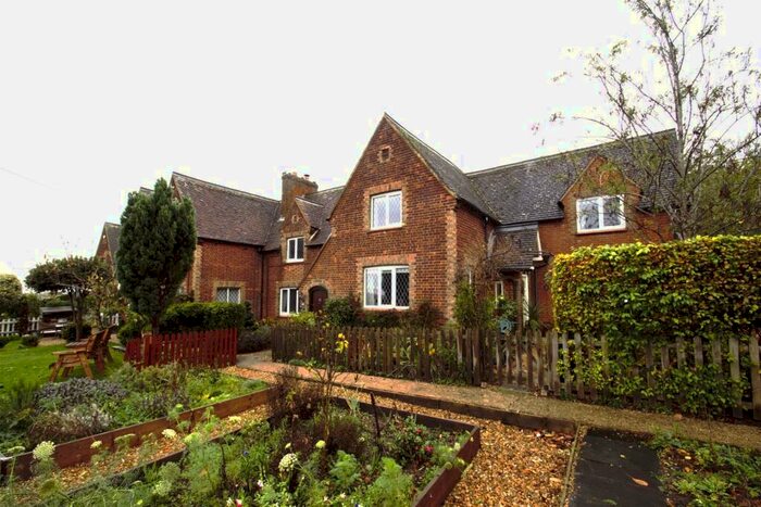 2 Bedroom Cottage To Rent In Sandhill Close, Millbrook, Bedford, MK45