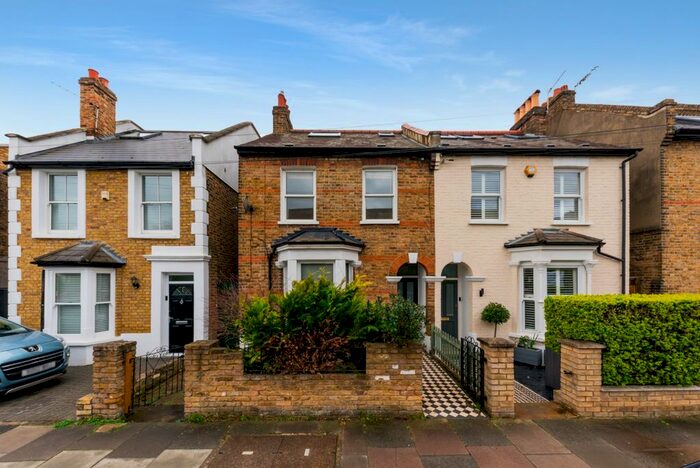 2 Bedroom Flat To Rent In Russell Road, Wimbledon, SW19