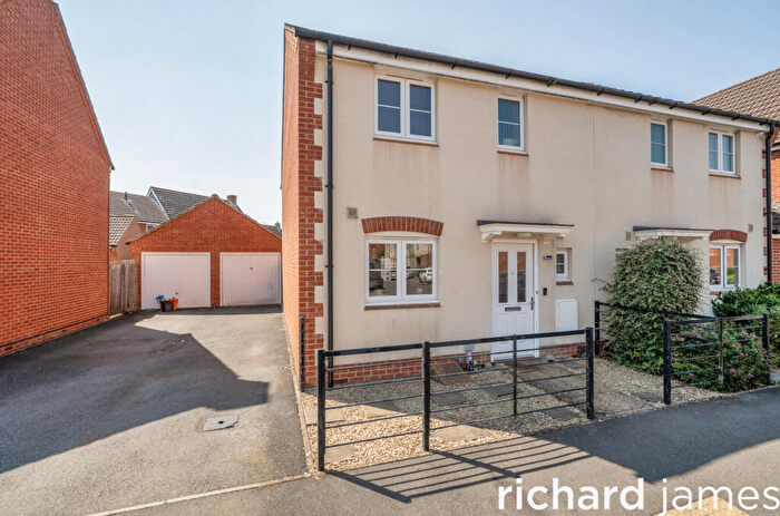 3 Bedroom Semi Detached House For Sale In Greenwood Grove, Taw Hill, Swindon, SN25