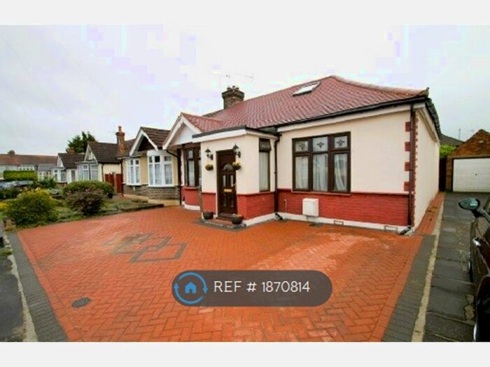 3 Bedroom Bungalow To Rent In Melbourne Gardens, Romford, RM6