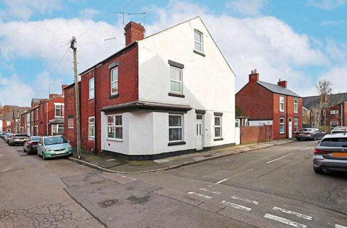 3 Bedroom End Of Terrace House For Sale In Bank Street, Chesterfield, S40