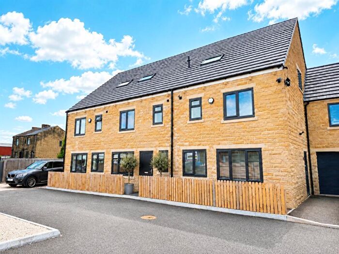 4 Bedroom Town House For Sale In Vernon Place, Stanningley, Pudsey, West Yorkshire, LS28