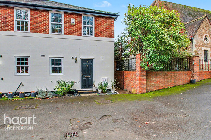 3 Bedroom End Of Terrace House For Sale In Murray Road, Chertsey, KT16