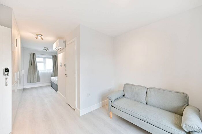 Studio To Rent In Hounslow Avenue, Hounslow, TW3