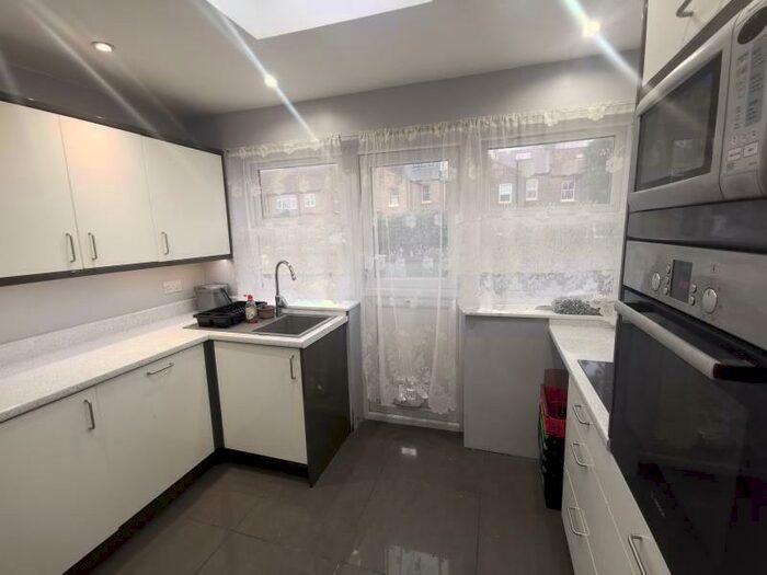 3 Bedroom Flat To Rent In Glenville Avenue, Enfield, EN2