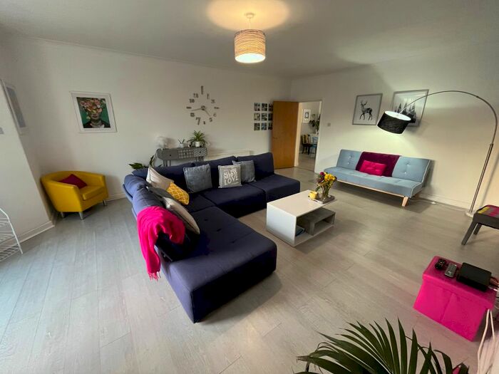 3 Bedroom Flat To Rent In Clarence Parade, Southsea, PO5