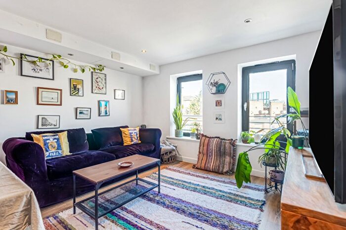 2 Bedroom Flat For Sale In Isabella Mews, Balls Pond Road, Hackney, London, N1