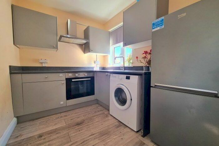 2 Bedroom Flat To Rent In Chelford Road, Bromley, BR1