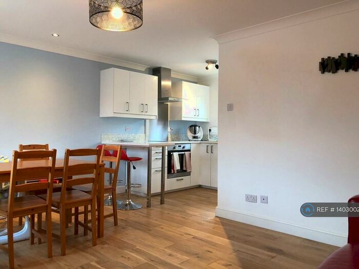 2 Bedroom Flat To Rent In Hamilton Close, London, SE16