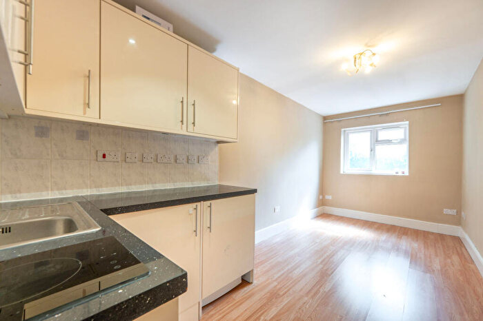 Studio To Rent In Lydford Road, Willesden Green, London, NW2