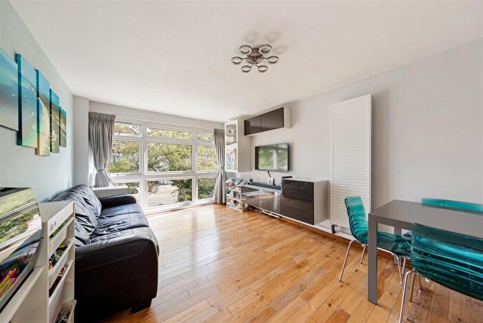 2 Bedroom Flat For Sale In Blake Hall Road, Wanstead, E11
