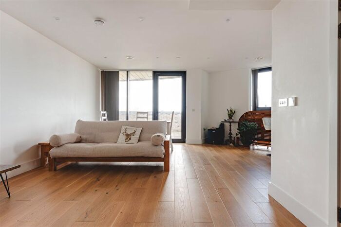 3 Bedroom Flat For Sale In Kingsland High Street, London, E8