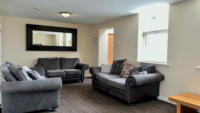 6 Bedroom Maisonette To Rent In Myrtle Grove, Jesmond, Newcastle Upon Tyne, NE2