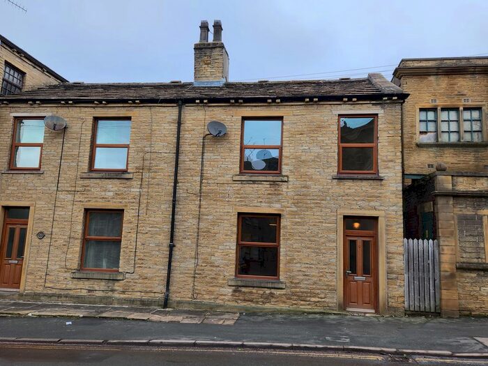 3 Bedroom Semi-Detached House To Rent In Saddleworth Road, Greetland, HX4