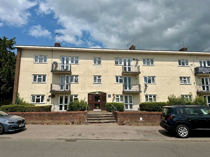 2 Bedroom Flat To Rent In Long Chaulden, Hemel Hempstead, Hertfordshire, HP1