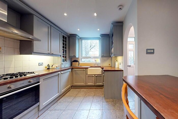 3 Bedroom Maisonette To Rent In Manningford Close, London, EC1V