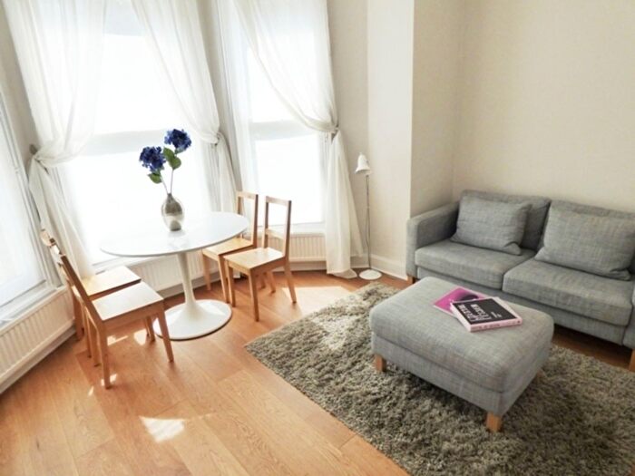 1 Bedroom Flat To Rent In Kenmore Lodge, Mortlake Road, Kew, Richmond, Surrey, TW9