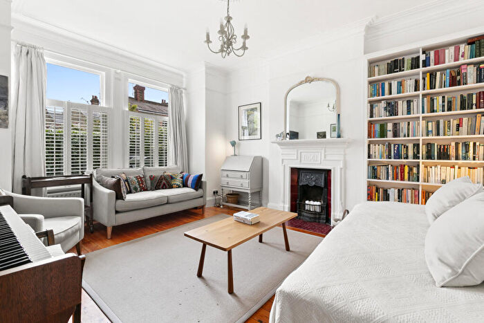 2 Bedroom Apartment For Sale In Fieldhouse Road, SW12