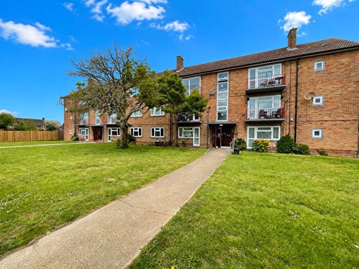 2 Bedroom Flat For Sale In Red Rails Court, Red Rails, Luton, Bedfordshire, LU1