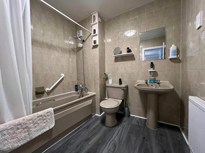 2 Bedroom Flat For Sale In Oakworth Bank, Park Road, Hesketh Park, Southport, PR9