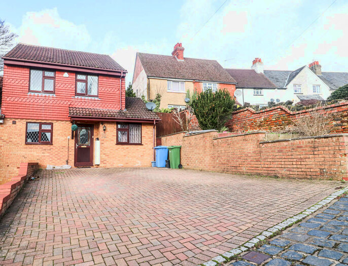 3 Bedroom Detached House To Rent In Windmill Road, Aldershot, GU12