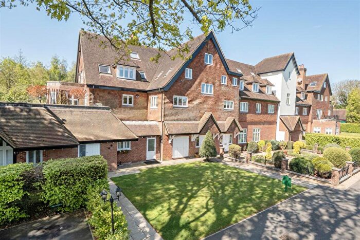 3 Bedroom Apartment For Sale In Eyhurst Park, Kingswood, KT20