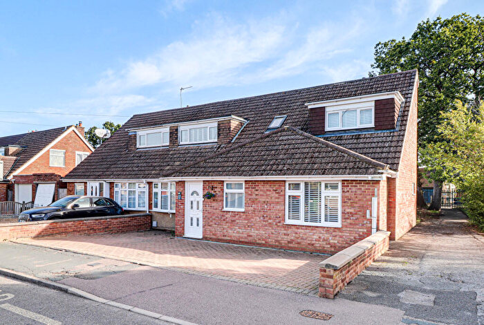 4 Bedroom Semi-Detached House For Sale In Five Oaks, Caddington, LU1