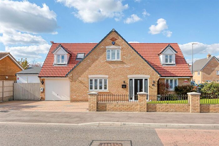 4 Bedroom Detached Bungalow For Sale In Taylors Road, Stotfold, SG5