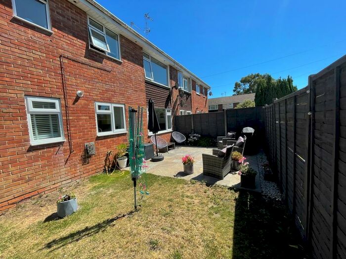 2 Bedroom Ground Flat To Rent In Firsway, Upton, BH16
