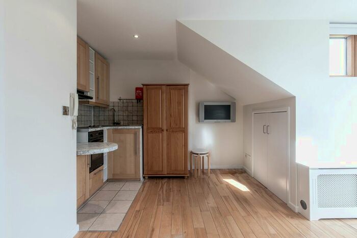 Flat To Rent In Broadhurst Gardens, NW6