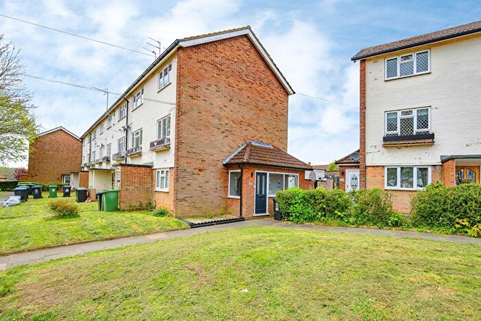 3 Bedroom Maisonette For Sale In School Row, Hemel Hempstead, HP1