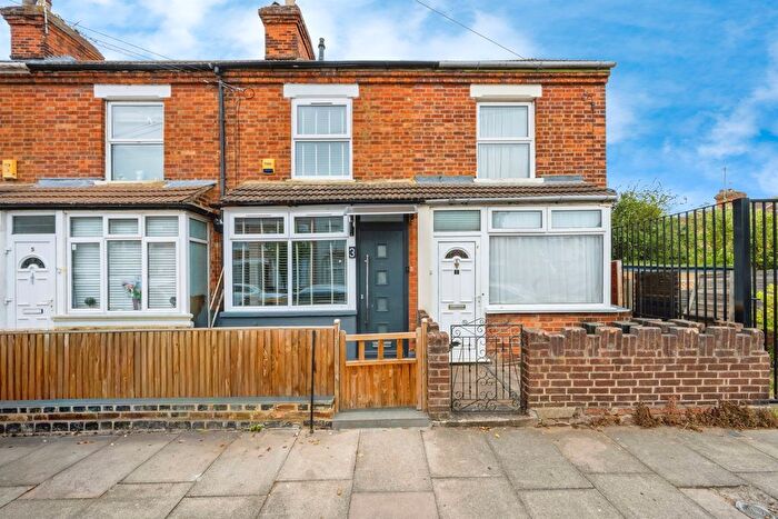 2 Bedroom Terraced House For Sale In Gratton Road, Bedford, MK40