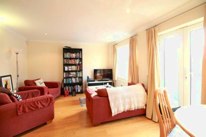 1 Bedroom Apartment To Rent In Stag Court, Leslie Road, East Finchley, London, N2