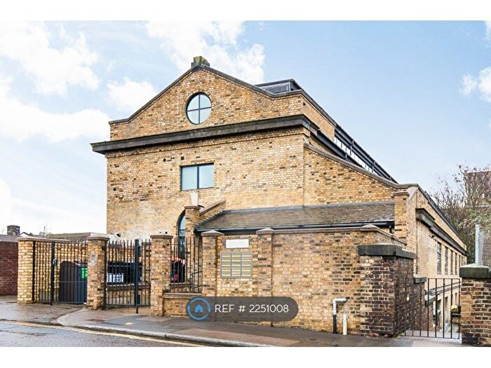 3 Bedroom Flat To Rent In Star House, London, E8