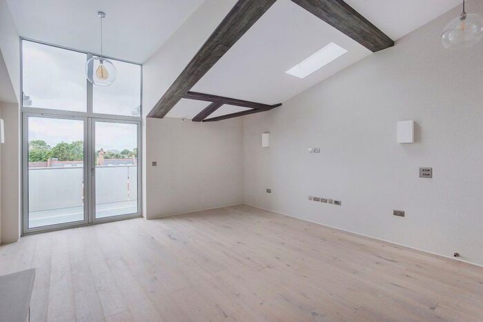 2 Bedroom Flat To Rent In Lambton Road, London, SW20