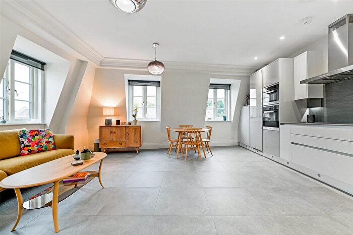 2 Bedroom Flat For Sale In Riverside Walk, Windsor, Berkshire, SL4
