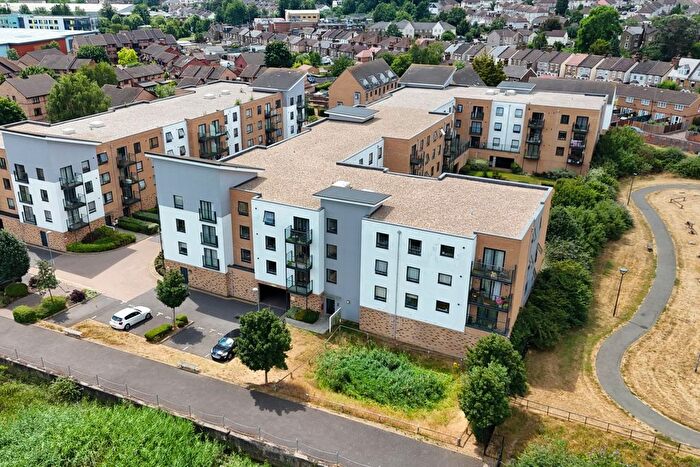 2 Bedroom Flat For Sale In Creek Mill Way, Dartford, Kent, DA1