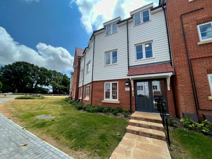 2 Bedroom Apartment To Rent In Steeplechase Way, Fontwell, BN18