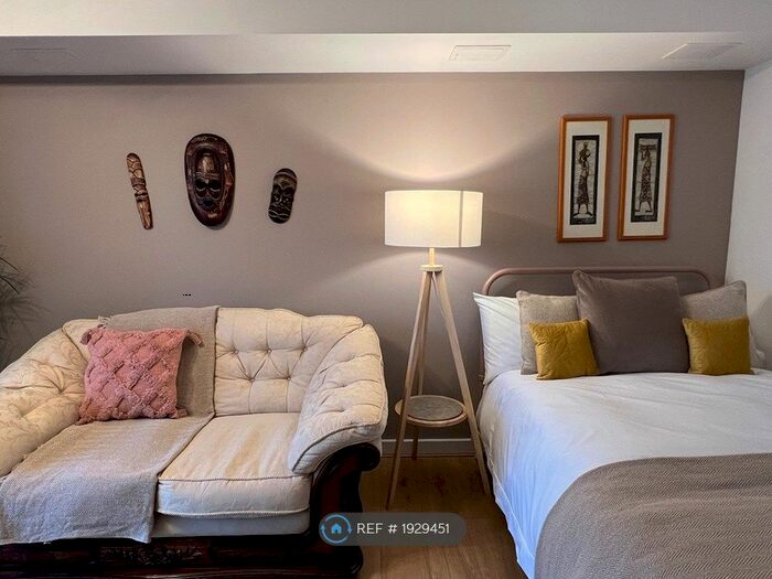 2 Bedroom Flat To Rent In Cottage Road, London, N7