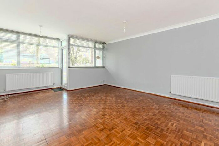 2 Bedroom Flat To Rent In South View Court, Woking, GU22