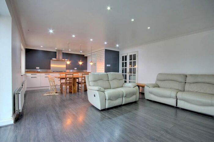 4 Bedroom Detached House To Rent In Flandrian Close, Enfield, EN3