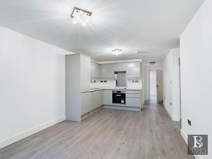 2 Bedroom Apartment To Rent In Wycombe Gardens, HP12