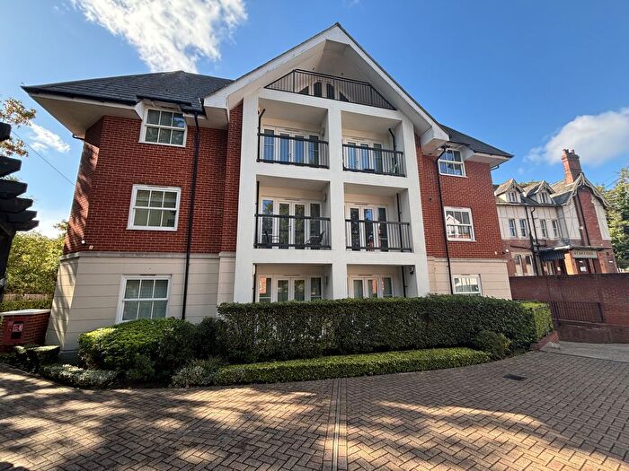 2 Bedroom Flat To Rent In Chislehurst, Kent, BR7