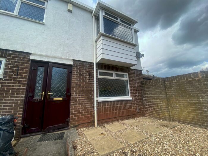 4 Bedroom Semi-Detached House To Rent In Whinchat Gardens, Bristol, BS16