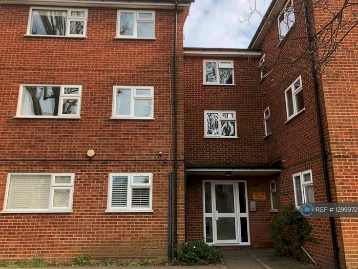 3 Bedroom Flat To Rent In Berrylands, Surbiton, KT5