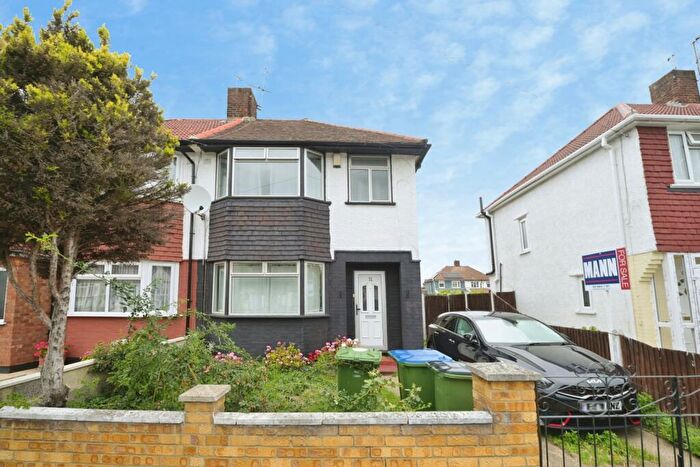 3 Bedroom Semi-Detached House For Sale In Blithdale Road, London, SE2