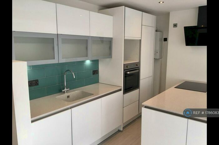 1 Bedroom Flat To Rent In Queens Road, Weybridge, KT13